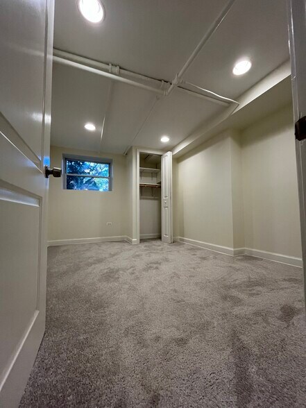 Building Photo - 3424 N Hamlin Ave