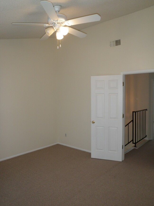 Building Photo - 862 Commonwealth Ct