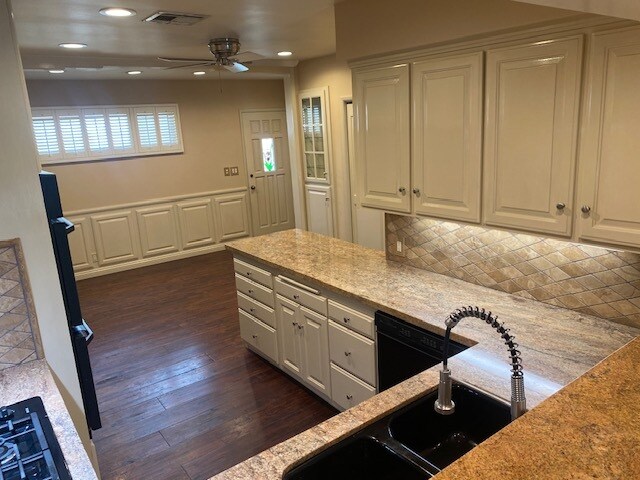 Building Photo - 2000 Karen St