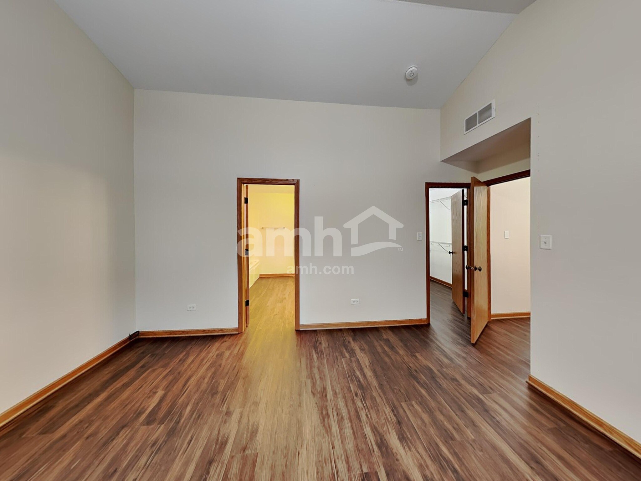 Building Photo - 902 Thorn Creek Dr