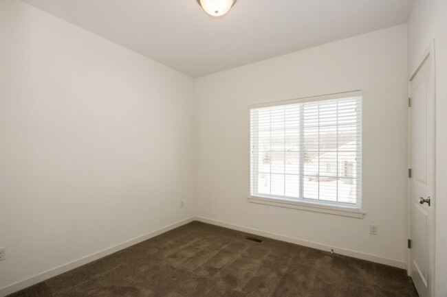 Building Photo - Beautiful 4 bed/3 bath house