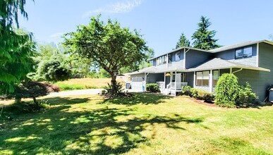 Building Photo - 4 Bedroom + 2 Flex Rooms On 1 Acre