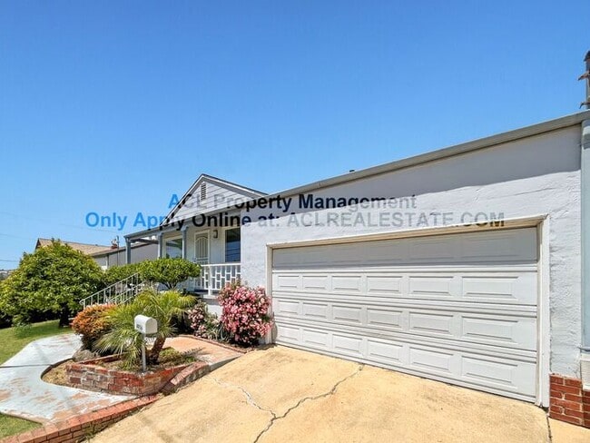Building Photo - Charming 3-Bedroom Home with Lush Backyard...