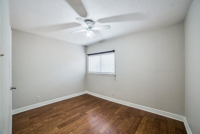 Building Photo - 6158 Valley Clf