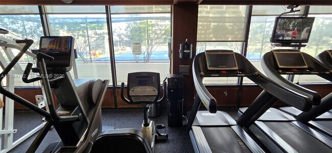 Building Photo - 600 NE 36th St