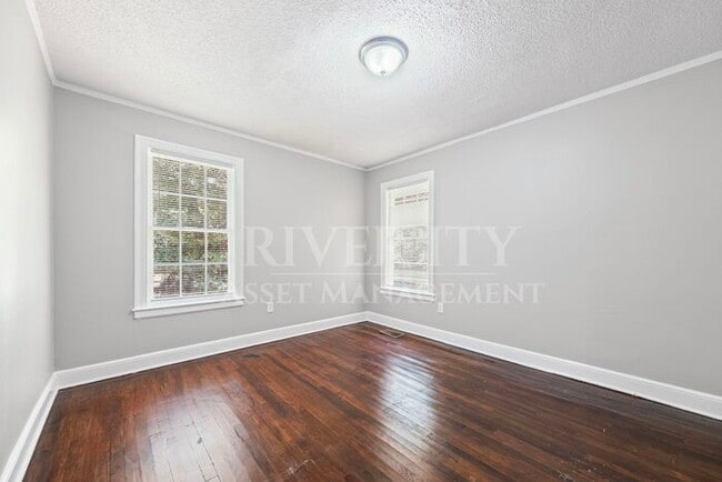 Building Photo - HUGE 4 BED 2 BATH PROPERTY!!!!!! SECTION 8...