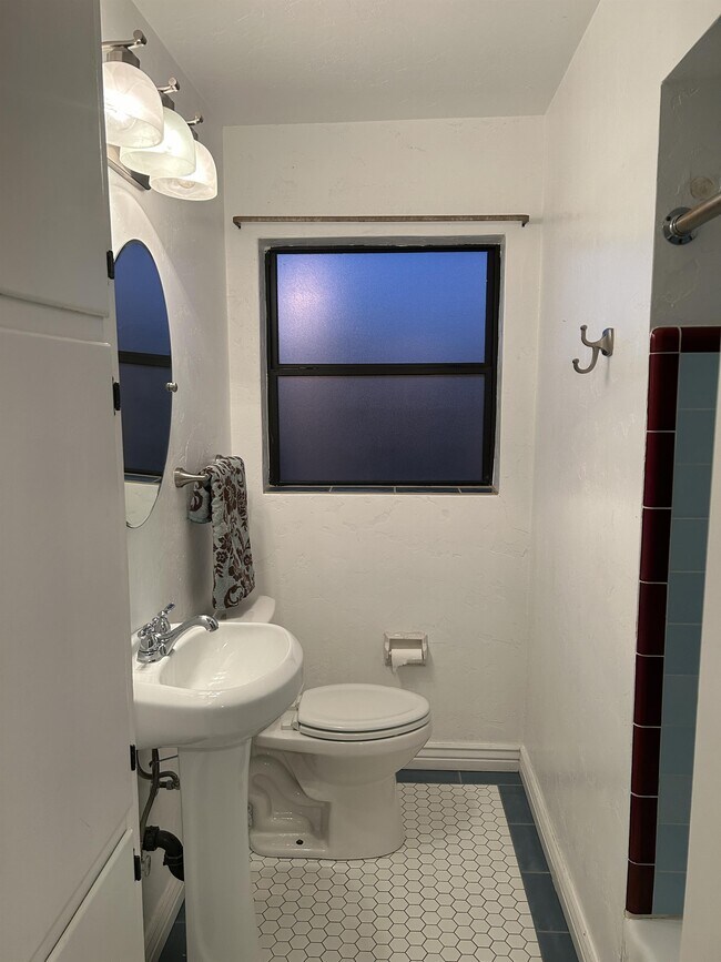 Building Photo - 902 S Fremont Ave