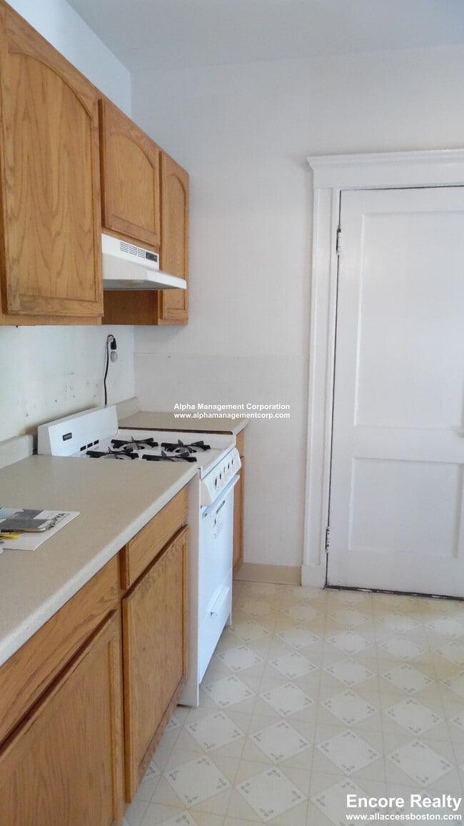 Building Photo - 90 Maple St