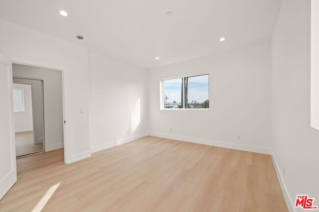 Building Photo - 913 N Hobart Blvd