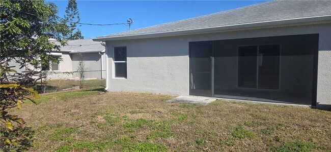 Building Photo - 910 SW 7th Ct