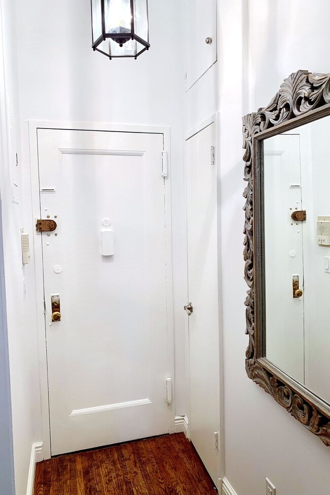 Building Photo - 134 W 71st St