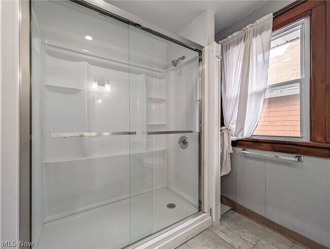 Building Photo - 1268 Pondview Ave