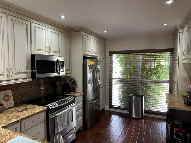 Building Photo - 925 NE 26th Ave