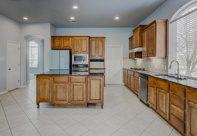 Building Photo - 2785 Lake Forest Dr