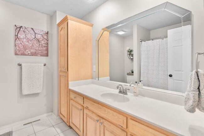 Building Photo - 840 E Gaslight Dr
