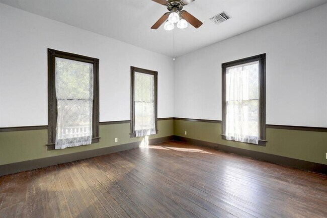 Building Photo - 304 Olive St