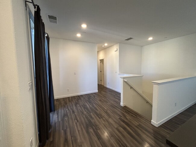 Building Photo - Fresh 3 Bed, 2 Bath Home - Close to shopping!