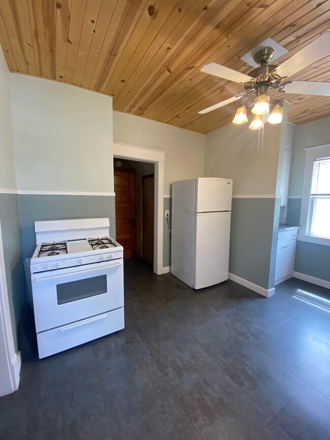 Building Photo - 413 6th St