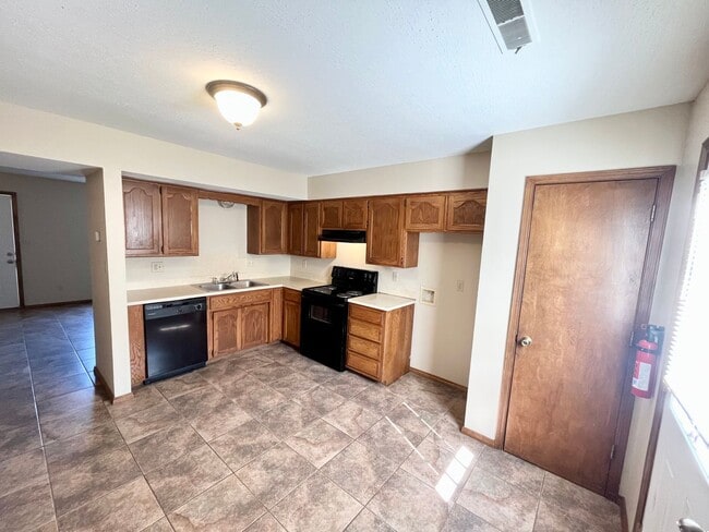 Building Photo - Updated 2 bedroom 1.5 bath home in a great...
