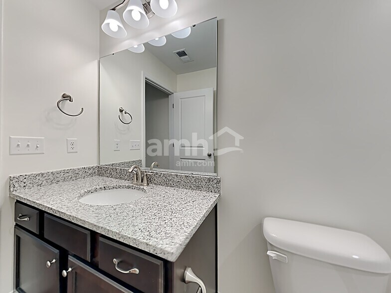 Building Photo - 617 W Lionel Rd