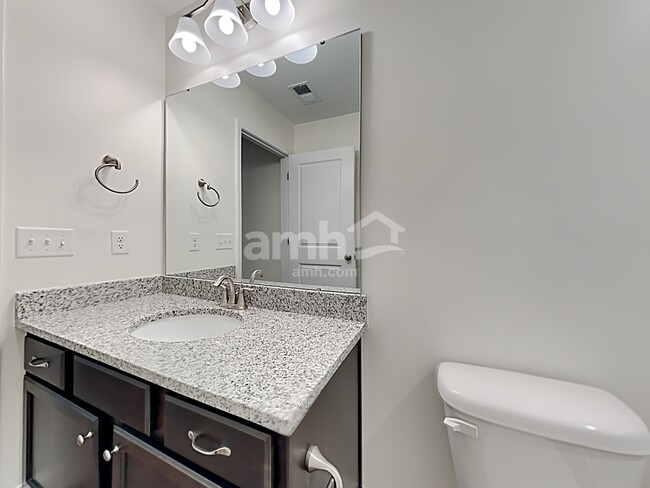 Building Photo - 617 W Lionel Rd