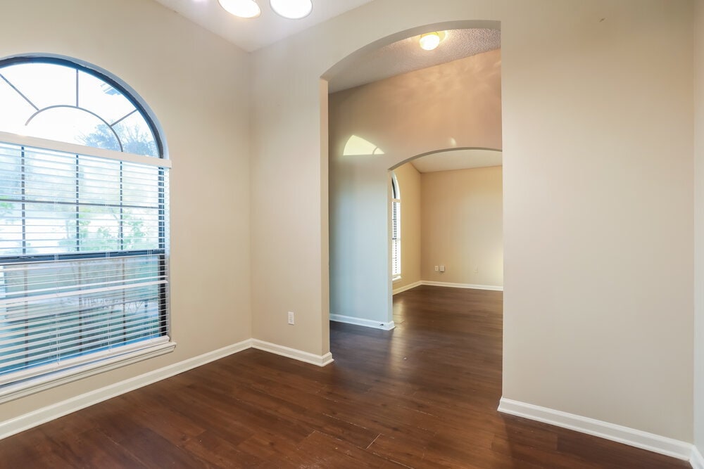 Building Photo - 1729 Glen Laurel Dr