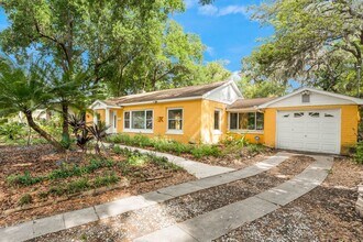 Building Photo - Updated 2/2/1 with huge yard next in the Delaney Park/Lake Weldona