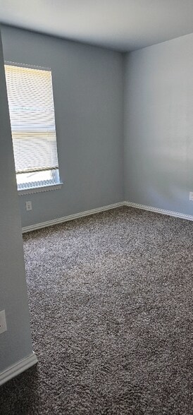 Building Photo - 419 E Day St