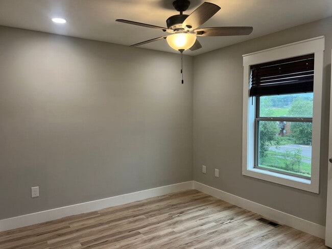 Building Photo - Beautiful home 3 minutes from ETSU!