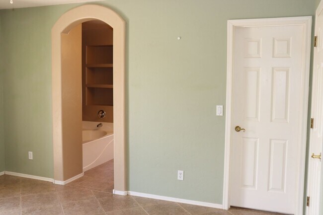 Building Photo - 4943 W Rosebay Dr
