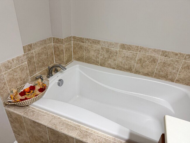 Building Photo - Beautiful 3 Bed 3.5 Bath Interior Townhome In Vibrant Brambleton Landbay