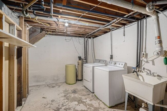 Building Photo - $1495 Charming, remodeled 3-Bed/1-Bath Ran...