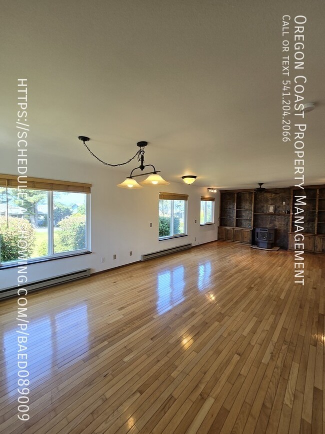 Building Photo - 3bed/2bath - New Deck & Interior Paint