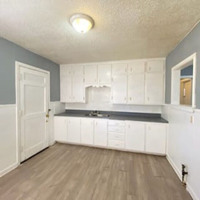 Building Photo - Handyman Special $0 First Month's Rent / “You fix, you SAVE BIG!!” Contact Mayshell for details: ...