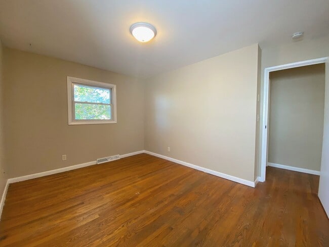 Building Photo - 2237 Wentworth Ave