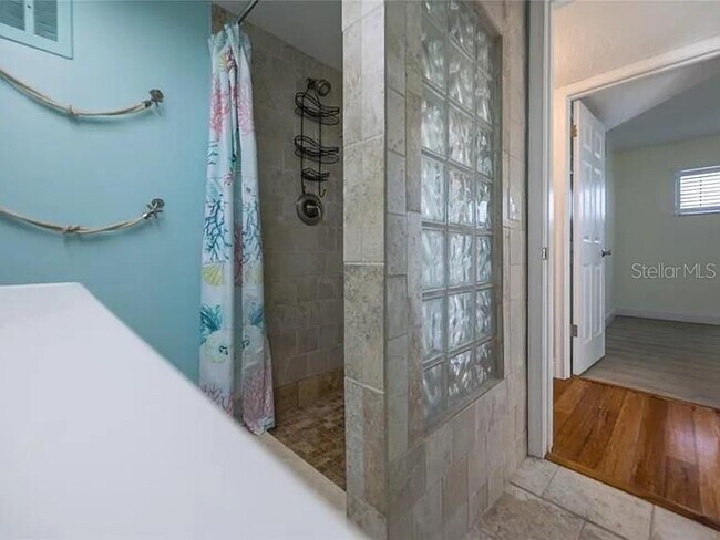 Building Photo - 4775 Cove Cir