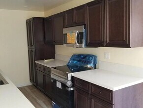 Building Photo - "Chic 2-Bed, 2-Bath Retreat in Prime Encino Location – 901 Sq Ft of Modern Comfort!"