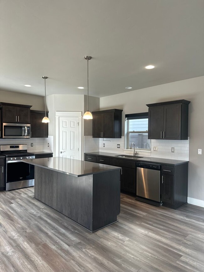 Building Photo - Beautiful Stone Creek Home | Open Layout, RV Parking & Private Pool Access