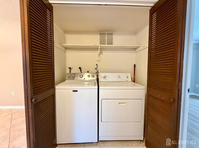 Building Photo - 256 Willowbrook Dr