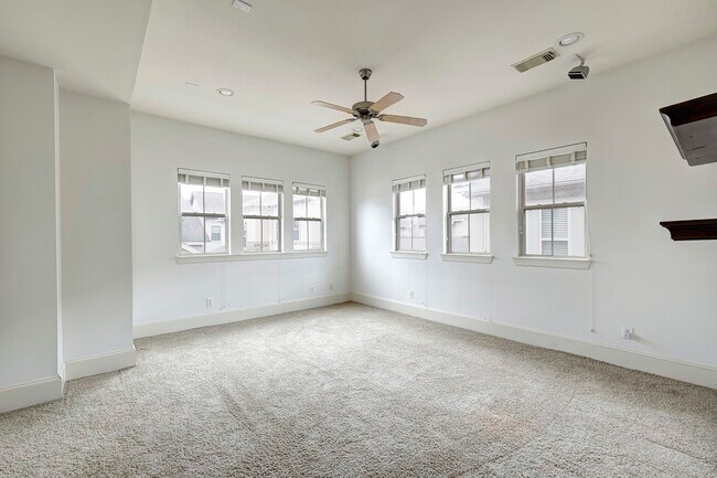 Building Photo - 931 W 23rd St