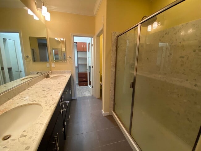 Building Photo - 4Br4Ba Former Model Townhouse Top of the L...