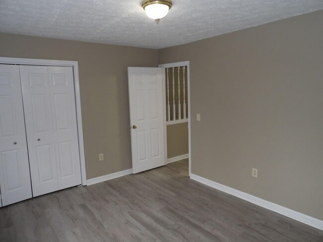 Building Photo - 244 Meadowview Dr