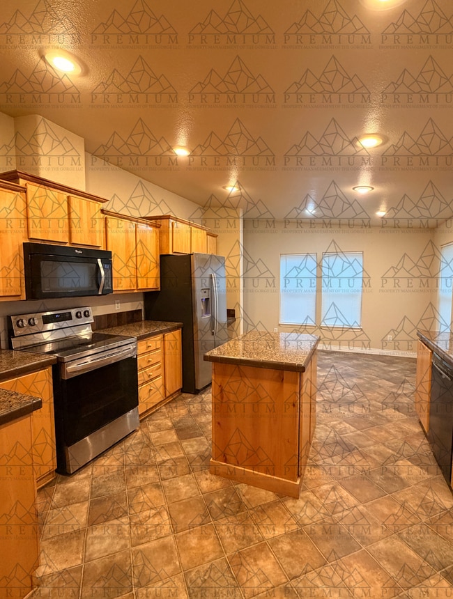 Building Photo - 3 Bedroom 2 Bathroom - Hood River