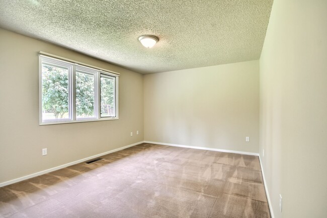 Building Photo - Fantastic Remodel in E Renton Highlands!