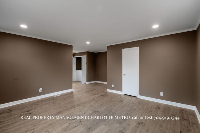 Building Photo - A Cozy Rock Hill Retreat Close to It All