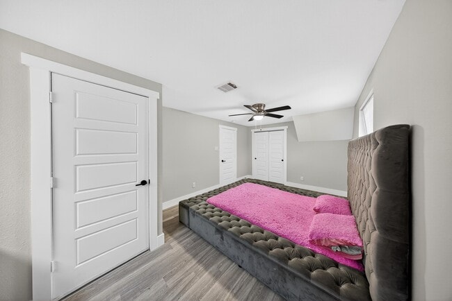 Building Photo - 6215 Great Oaks Dr