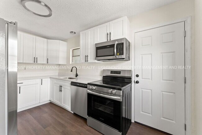 Building Photo - Updated 2 Bedroom Home Near Naval Station Mayport