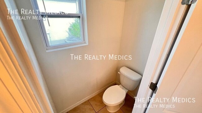 Building Photo - 522 Armoyan Wy