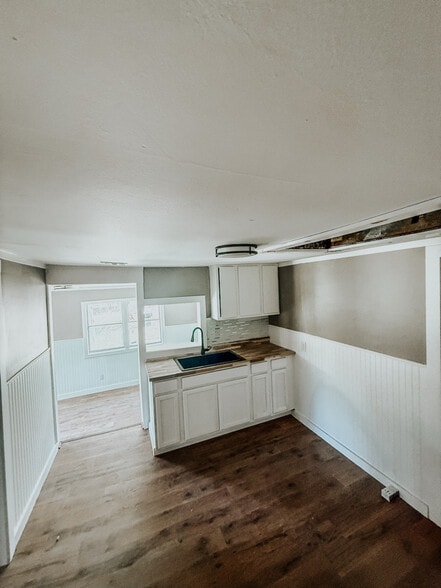 Building Photo - 15881 Kent Dr