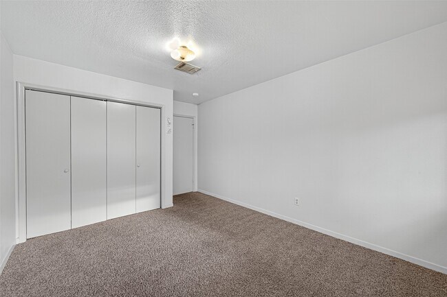 Building Photo - 3906 Glen Cove Cir